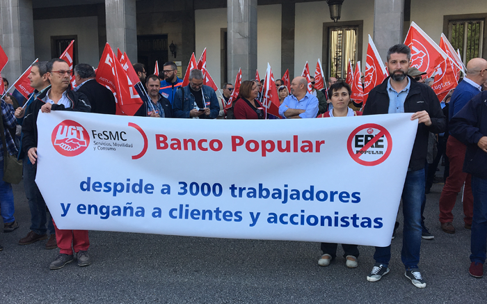 Los compañeros del Banco Popular acudieron a la concentración con una pancarta en la que denuncian la actuación de la empresa.