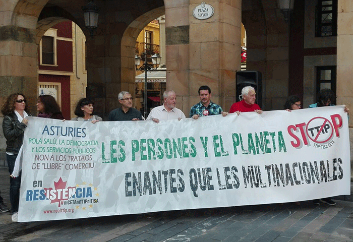 La pancarta de cabecera a su llegada a la Plaza Mayor, punto final de la manifestación.