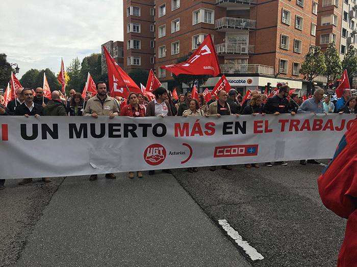 Pancarta de cabecera de la concentración, con representantes sindicales, entre ellos el secretario general de MCA UGT, Jenaro Martínez, y compañeros del fallecido en la empresa Procoin.