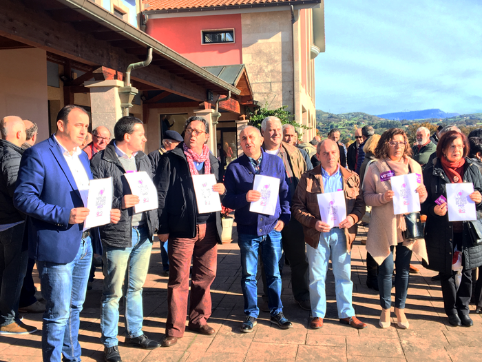 Pepe Álvarez junto a los secretarios generales de FeSP y UGT Asturias participó con los delegados de la convención en el minuto de silencio por las víctimas de violencia de género.