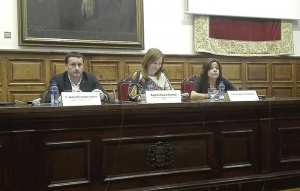 Javier Fernández Lanero, Eugenia Suárez Serrano y Carmen Adams, durante la presentación del seminario.